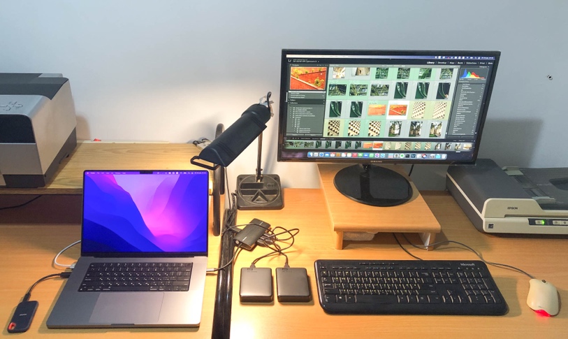A computer and a desktop computer on a desk

Description automatically generated with medium confidence